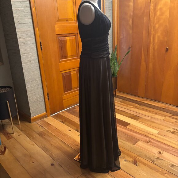 JS Boutique Elegant Black Evening Gown - Picture 2 of 7